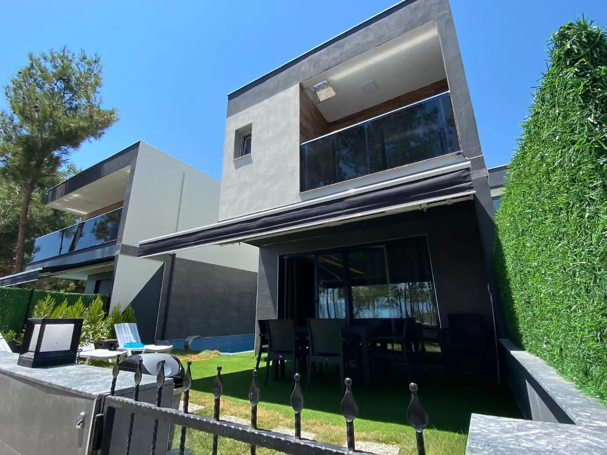 Oezel Havuzlu Lueks Villa كوشاداسيه
