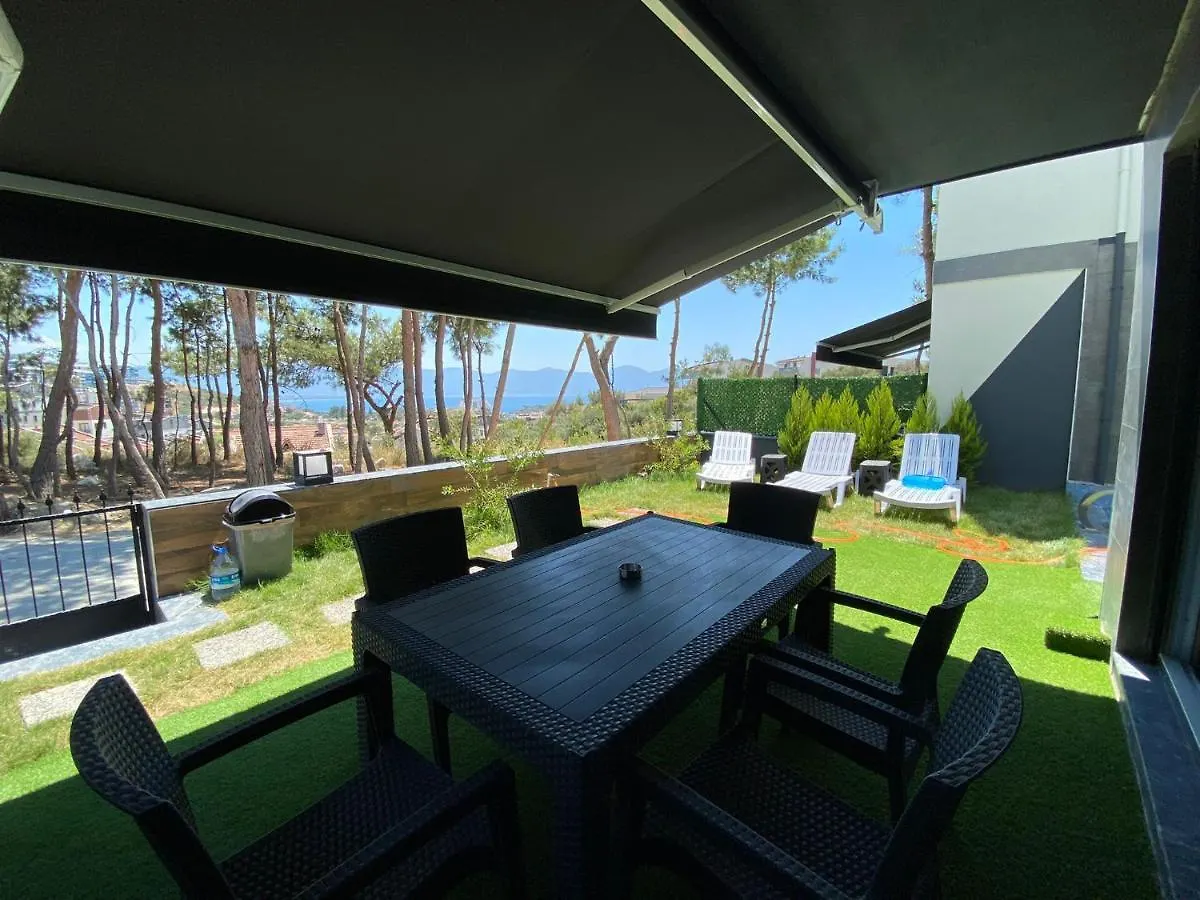 Oezel Havuzlu Lueks Villa كوشاداسيه