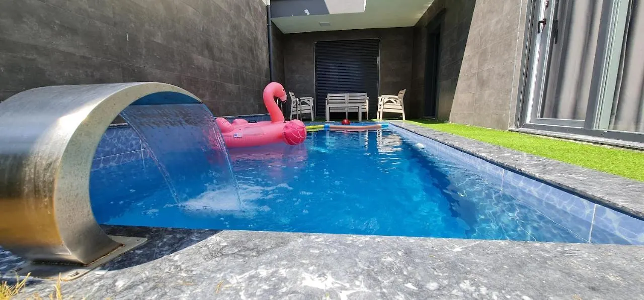 Oezel Havuzlu Lueks Villa كوشاداسيه